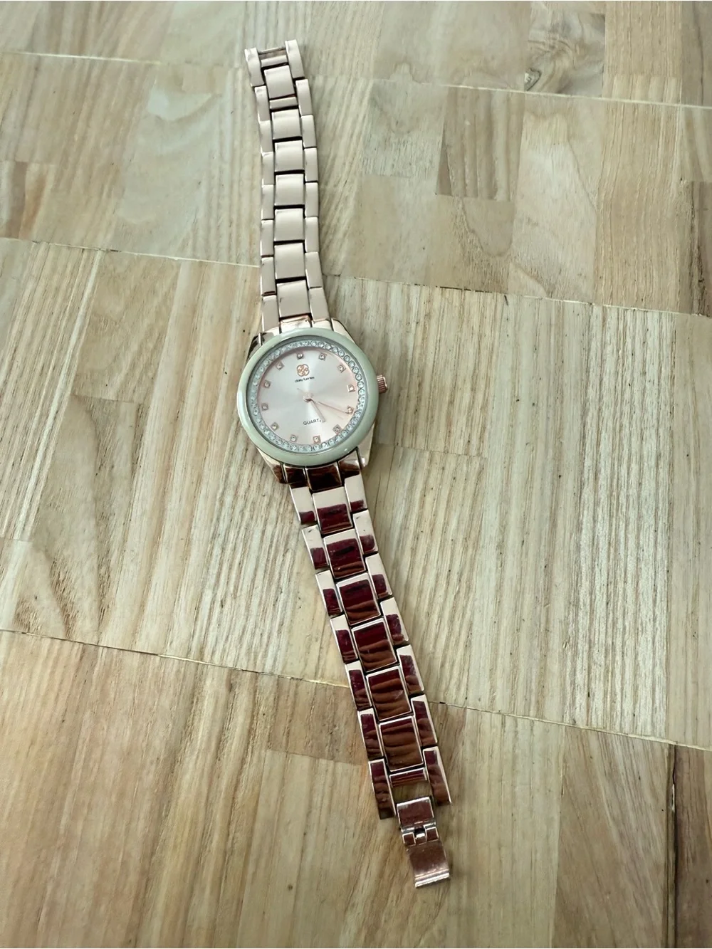 Daisy Fuentes ladies rose gold tone watch NEW BATTERY